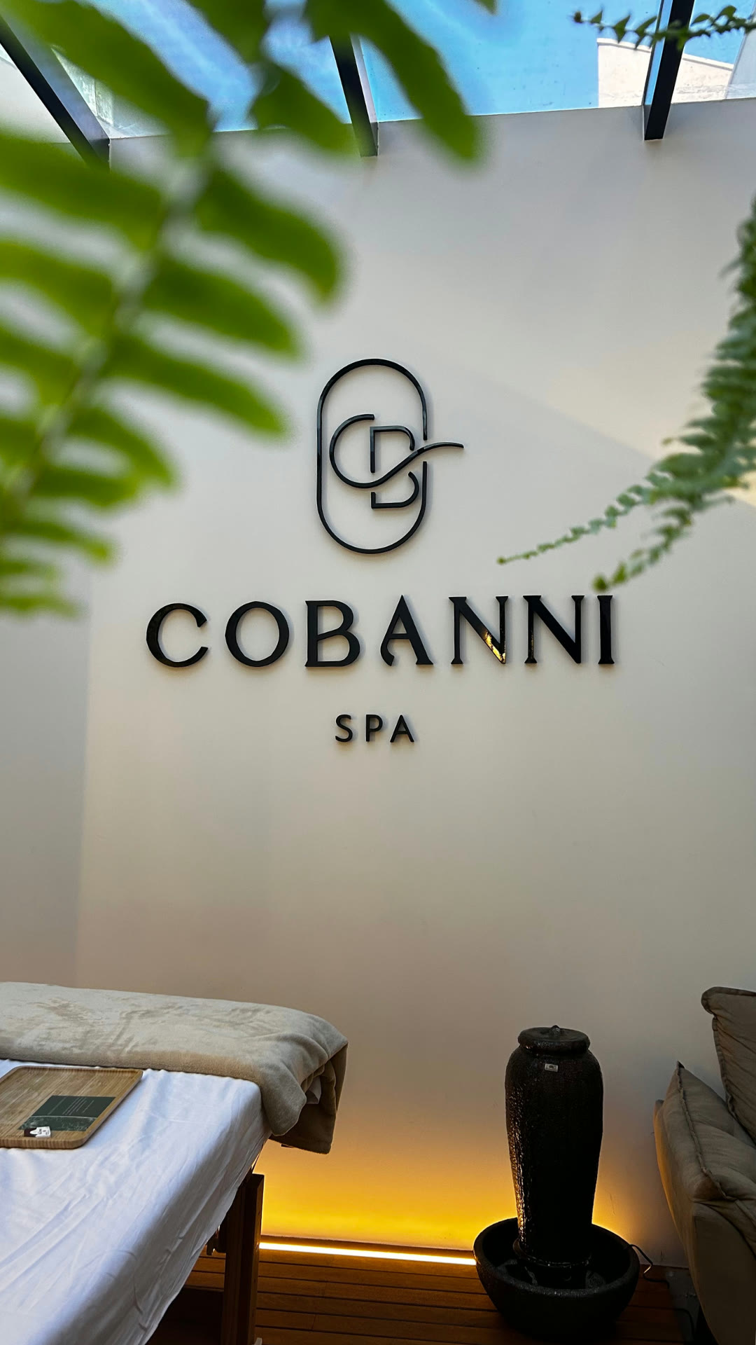 Sala de atendimento com a marca Cobanni Spa na parede