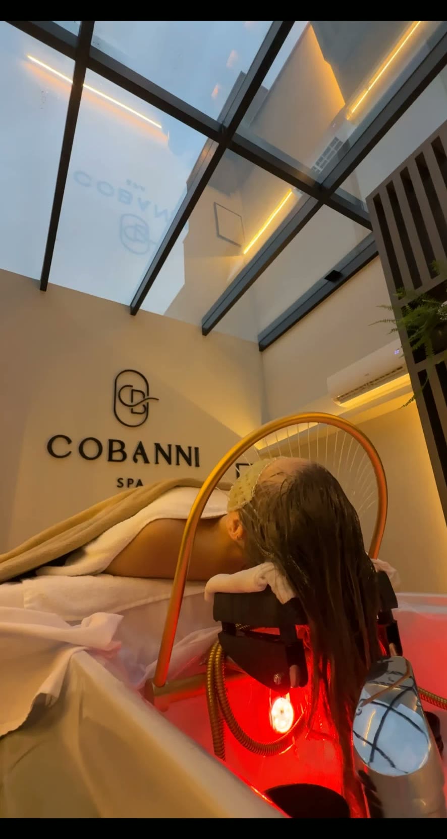 Momento de relaxamento com luz vermelha durante o HeadSpa